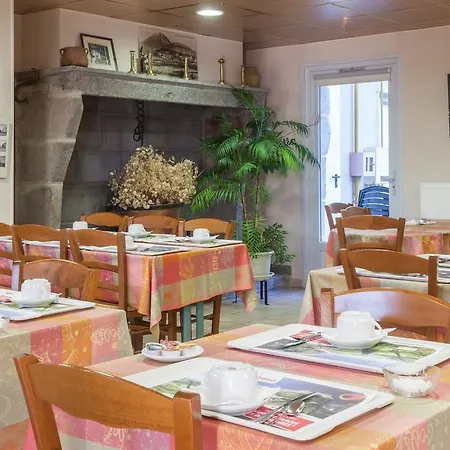 Hotel Logis Relais Des Puys 3*